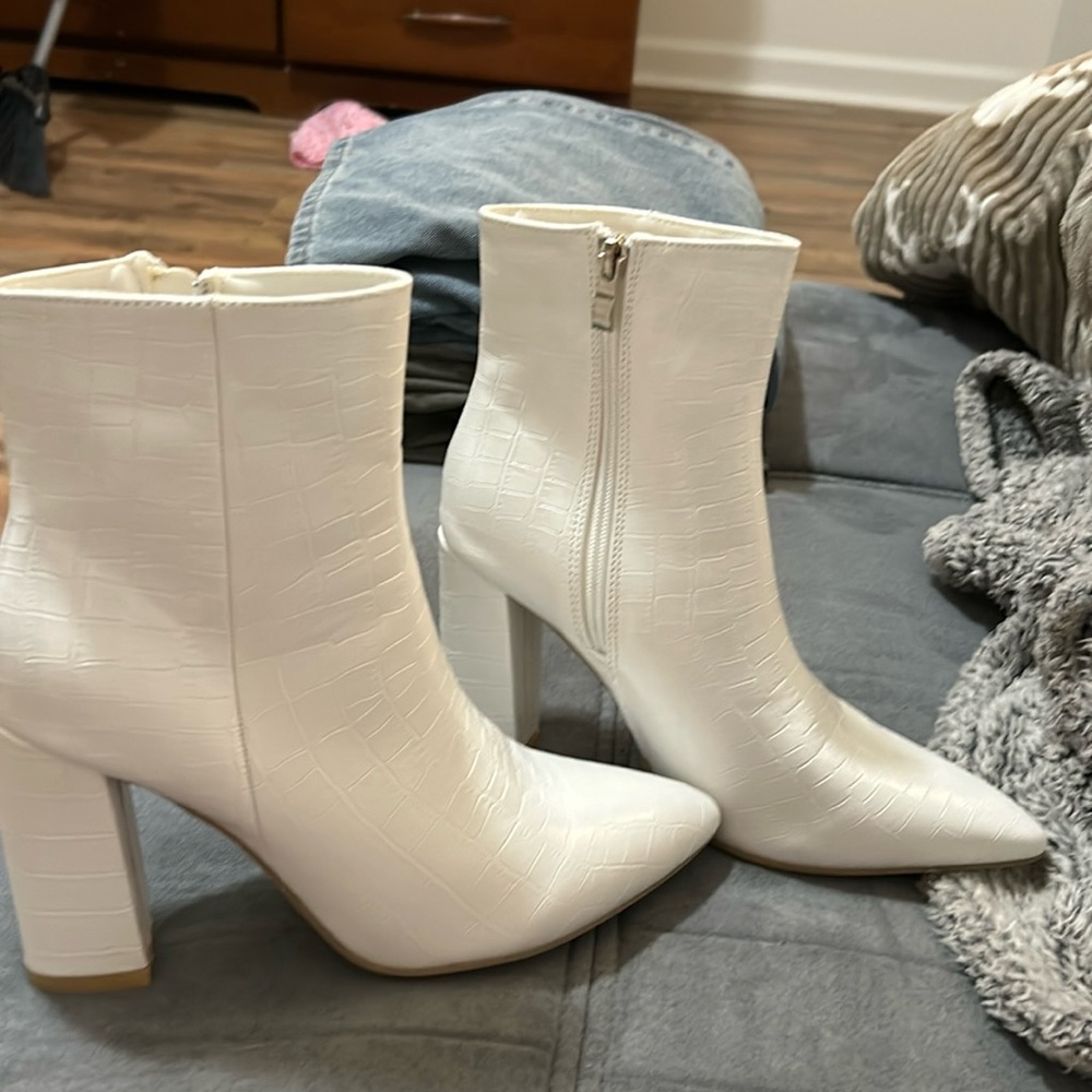 Wonderful shoes. Never warn. I couldn’t walk in them.